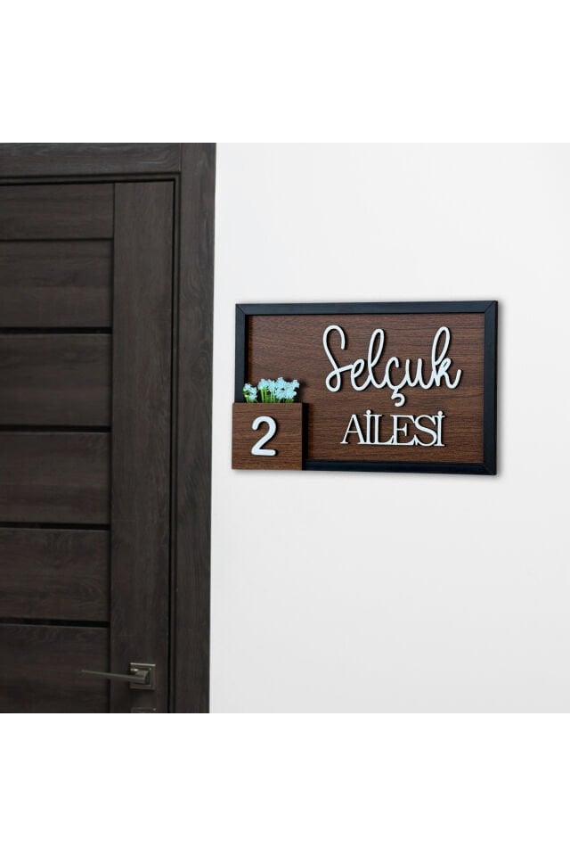 Kişiselleştirilebilir Ceviz Ahşap desenli MDF Kapı Süsü – Aile İsmi ve Kapı Numaralı Tabela