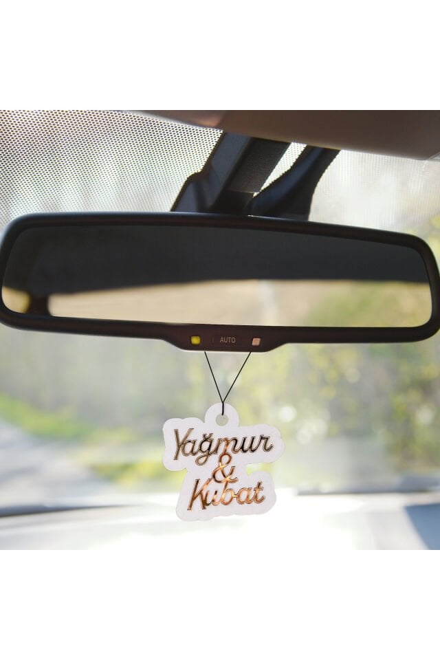 Kişiye Özel Gold Detaylı Dikiz Aynası Süsü – 2 Isimli Ahşap Araba Aksesuarı | Hediye Seçeneği