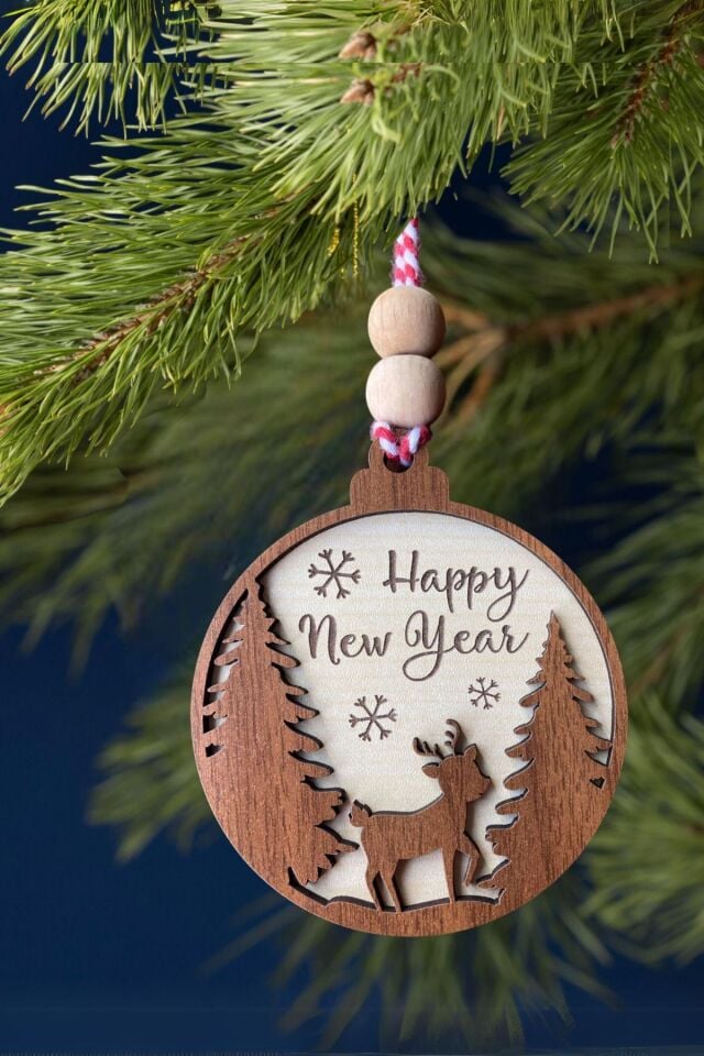 Sevimli Geyik İşlemeli İskandinav Tarzı İki Çam Ağacı Happy New Year Yazılı Dekoratif Yılbaşı Süsü