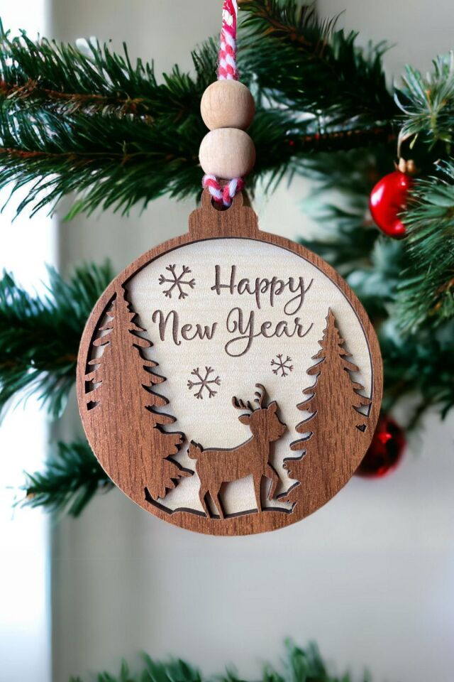 Sevimli Geyik İşlemeli İskandinav Tarzı İki Çam Ağacı Happy New Year Yazılı Dekoratif Yılbaşı Süsü
